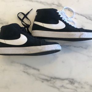 Black nike so blazer mid